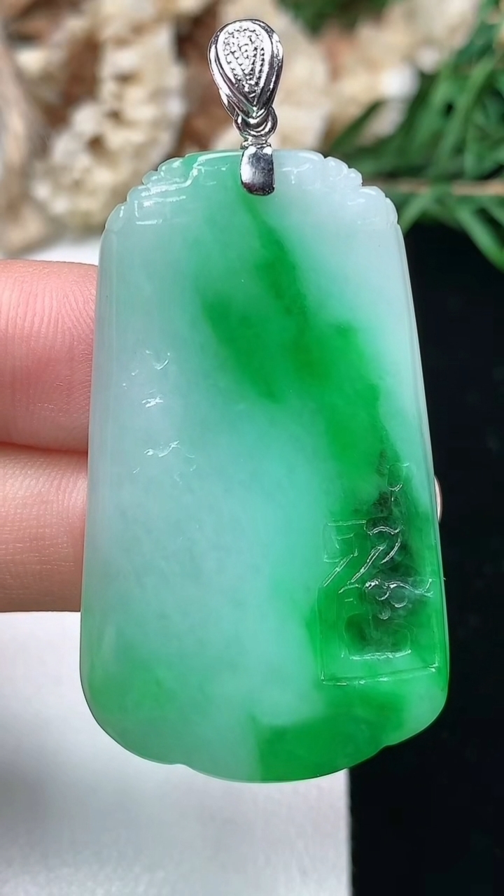 天然A货翡翠仿古无事牌吊坠，尺寸43-26-4.5，重量:13.32g
3月17日