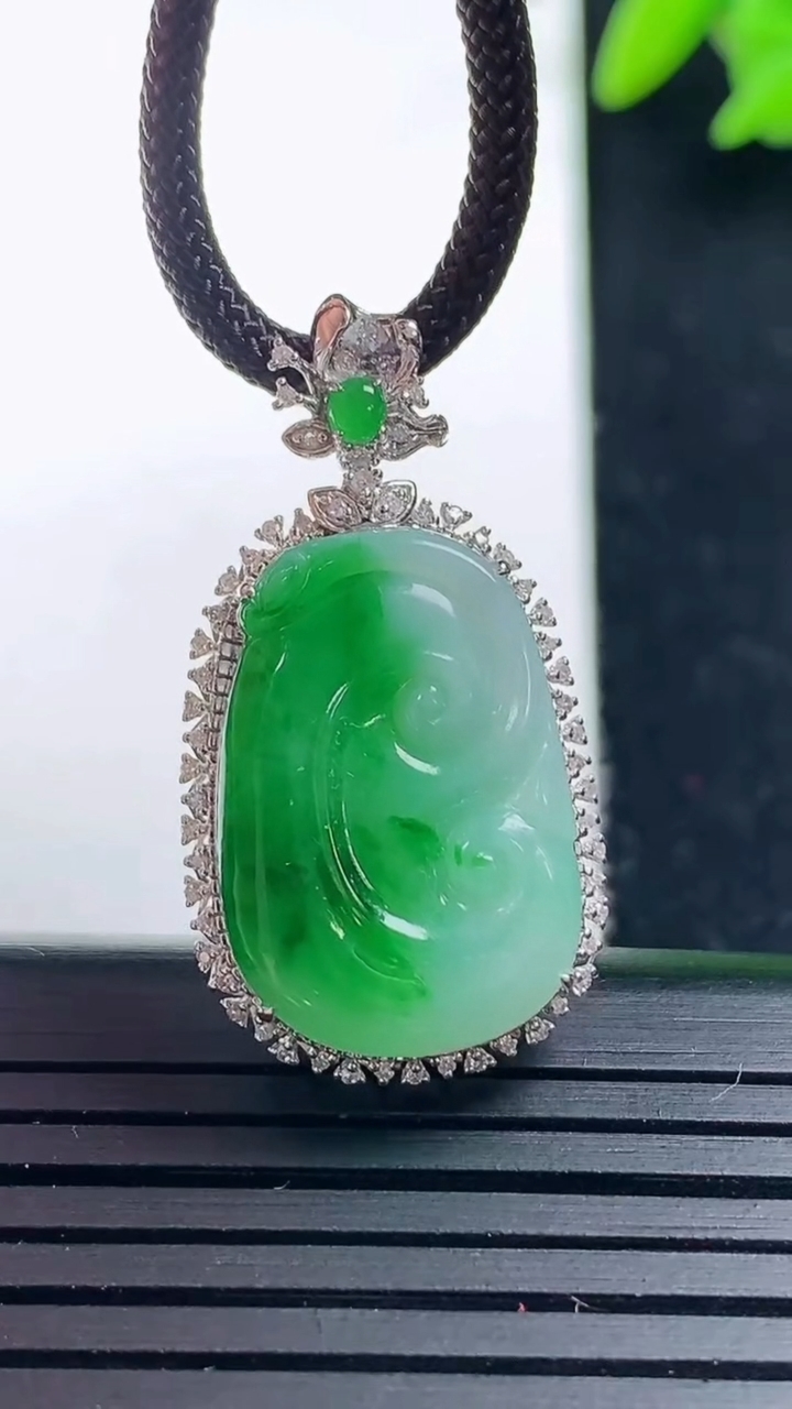 天然A货翡翠如意吊坠尺寸29.6-15.9-5.6裸石19.8-13.4重量:3.15g
3月17日