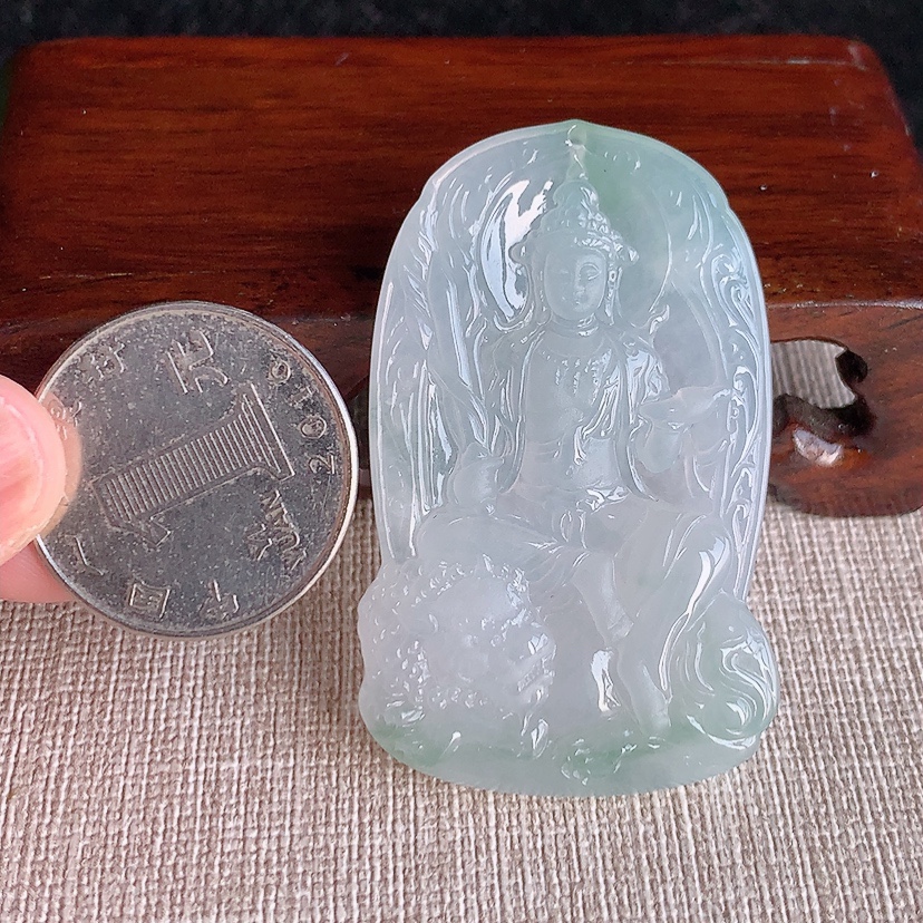 天然A货翡翠飘花文殊菩萨吊坠 
尺寸51-31.5-4.6mm 重量18.77g 0315