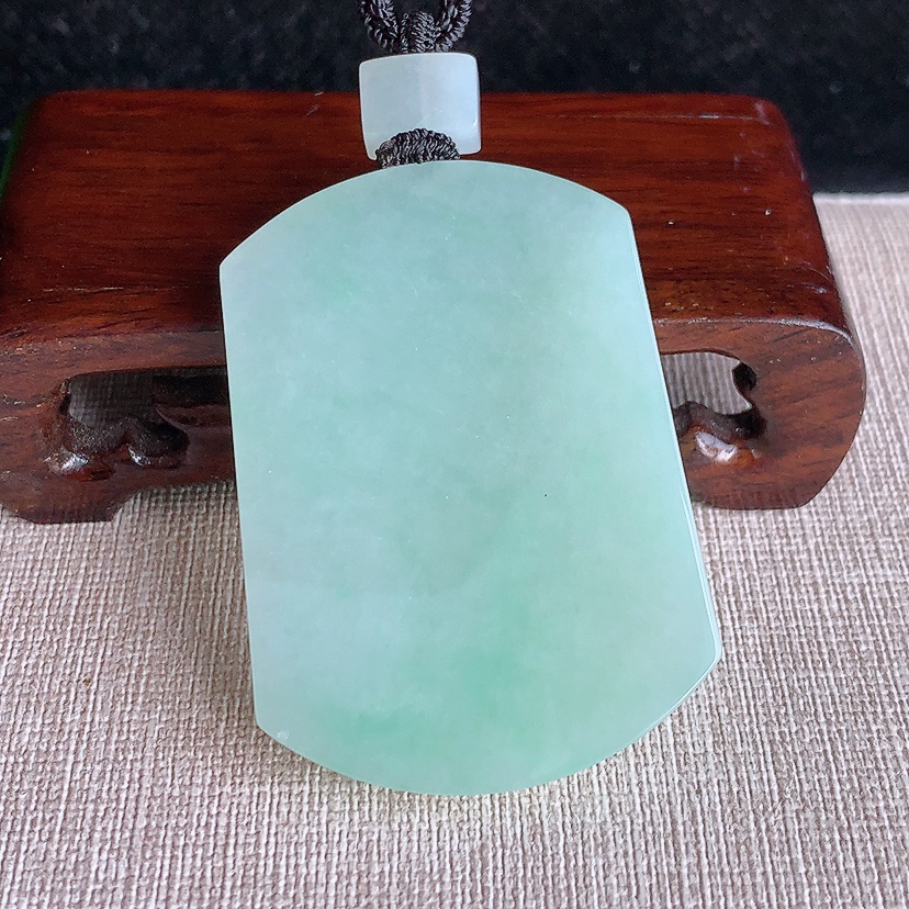 天然A货翡翠晴绿无事牌吊坠 
尺寸53.8-39.3-5.7mm 重量40.96g 0315