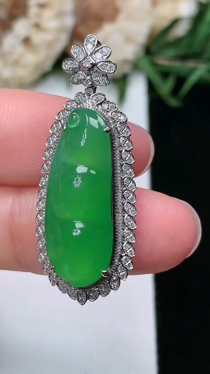 天然A货翡翠福豆吊坠，尺寸34.5-13.3-8.5，裸石22.4-8.5，重量:4.45g
3月17日