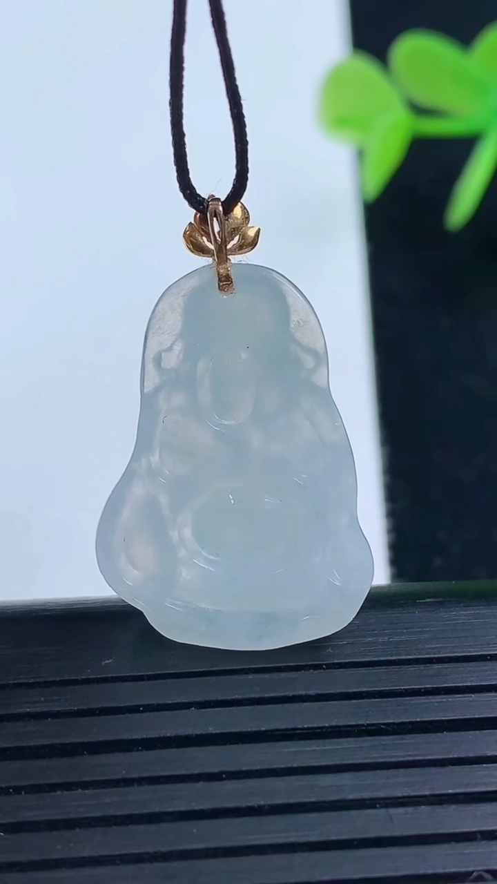 天然A货翡翠财神爷吊坠尺寸24.7-16.9-4.8重量:3.47g
3月17日