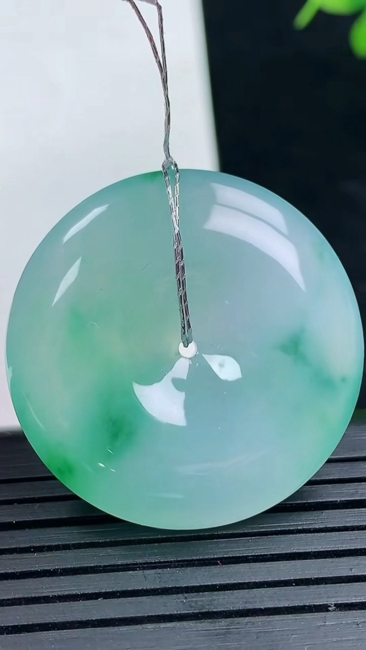 天然A货翡翠平安扣吊坠尺寸37.4-7.9重量:15.86g
3月17日