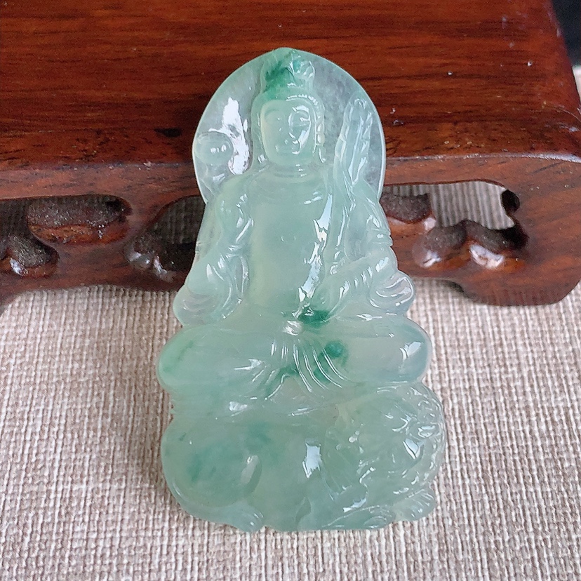 天然A货翡翠飘花文殊菩萨吊坠  
尺寸51.7-30-5.7mm 重量15.96g 0315