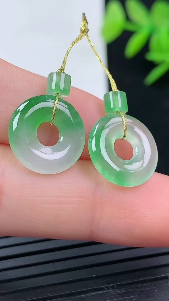 天然A货翡翠平安扣吊坠一对尺寸12.7-2.6重量:2.08g
3月17日