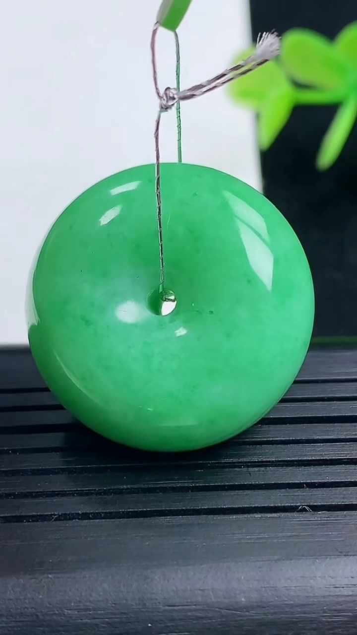 天然A货翡翠平安扣吊坠尺寸26.9-11.9重量:19.21g
3月17日