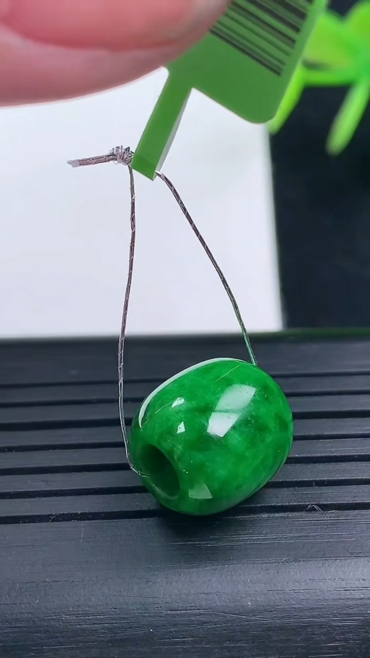 天然A货翡翠路路通吊坠尺寸11.7-11.8重量:3.37g
3月17日