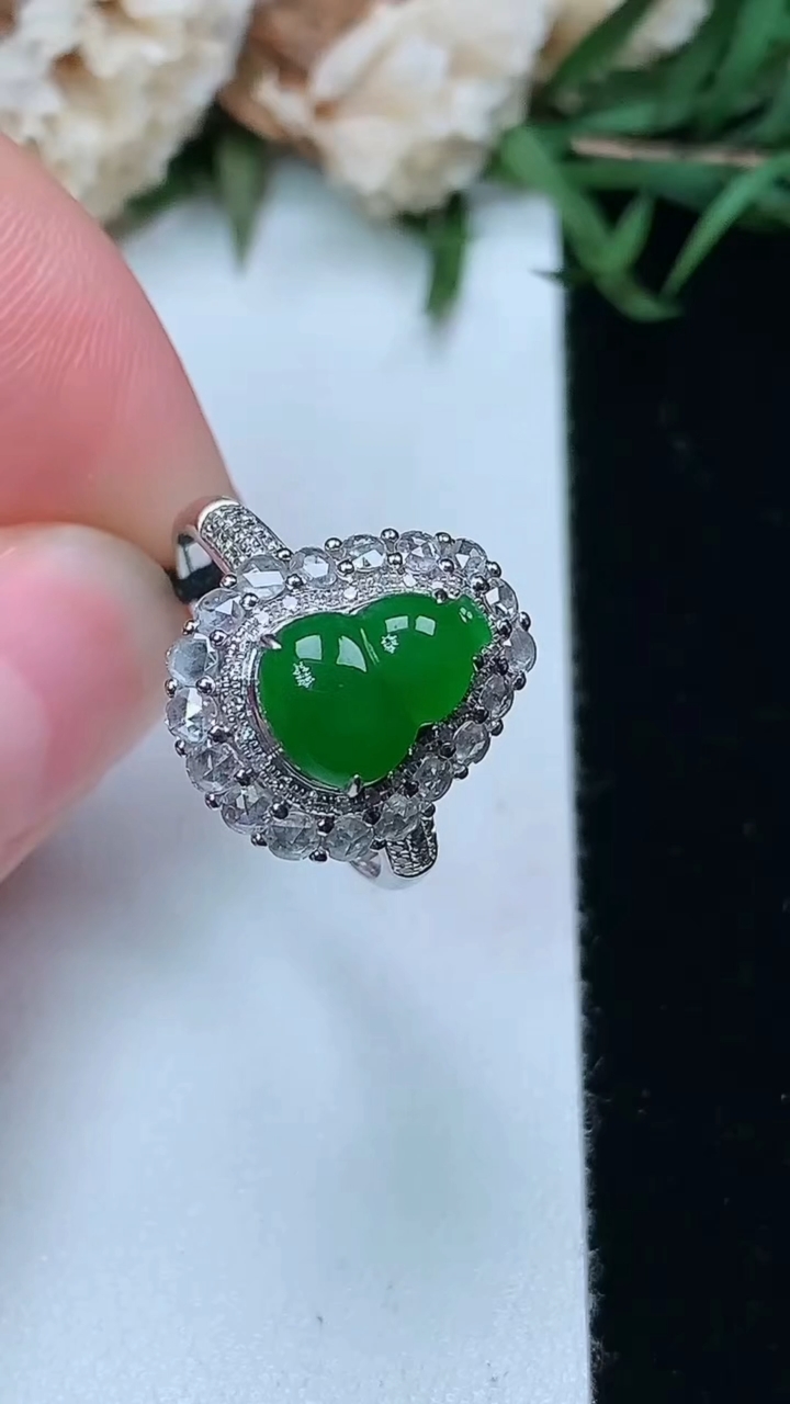 天然A货翡翠葫芦戒指，尺寸17.5-9.3-7.2，重量:3.29g2026年3月17日
工厂直销收