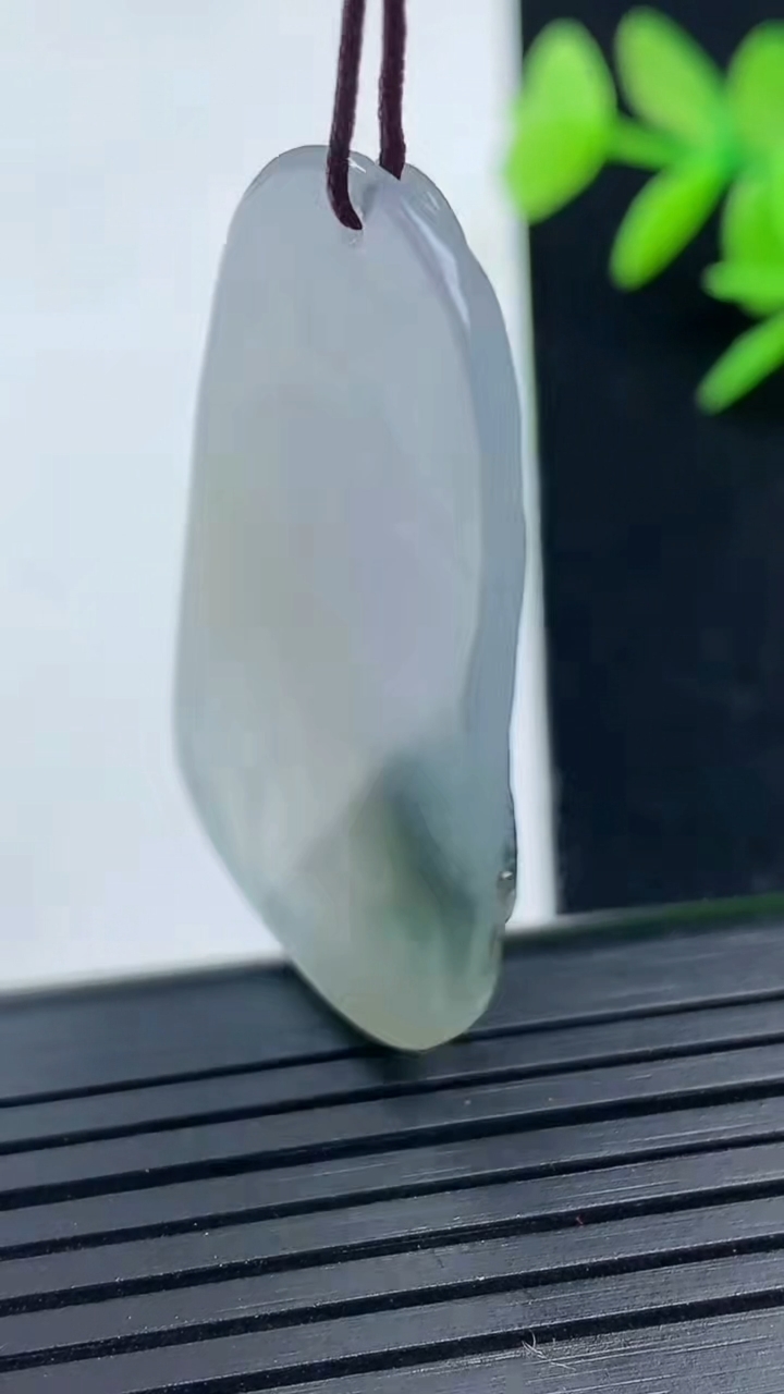 天然A货翡翠牌吊坠尺寸40.6-22.5-5.2重量:10.00g
3月17日