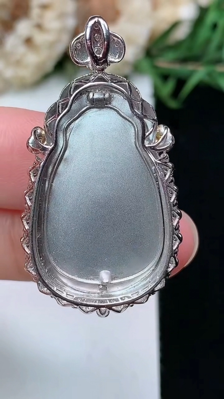 天然A货翡翠白冰财神爷吊坠，尺寸37.5-20.4-9.6，裸石26.7-16.7，重量:7.24g
3月17日