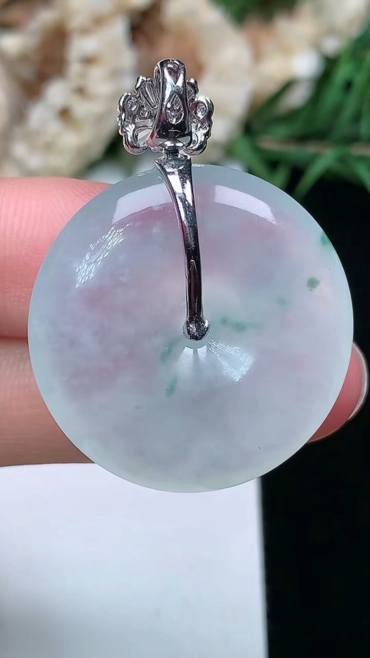 天然A货翡翠平安扣吊坠，尺寸26.5-5.8，重量:9.02g
3月17日