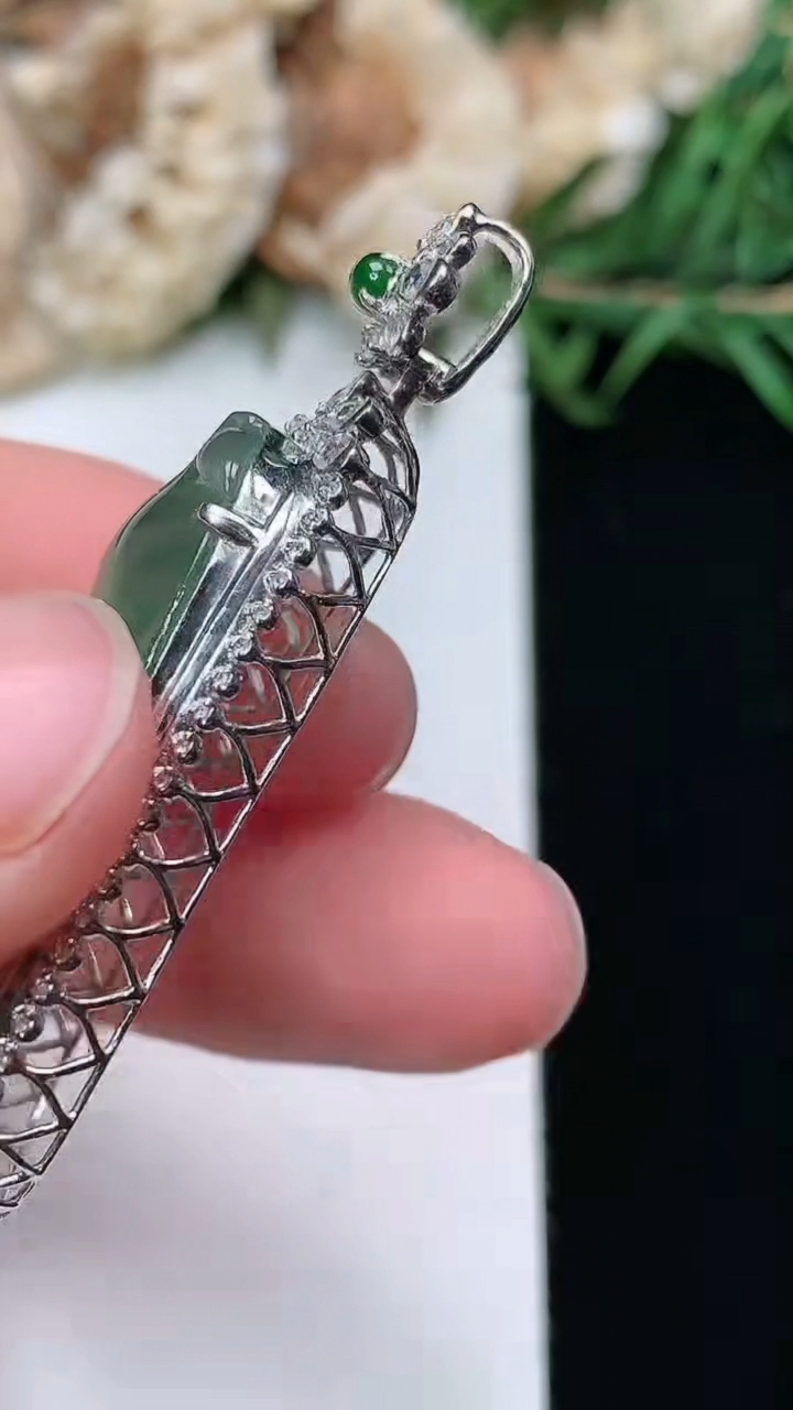 天然A货翡翠福豆吊坠，尺寸45.4-17.4-10.6，裸石32.5-15.2，重量:6.89g
3月17日