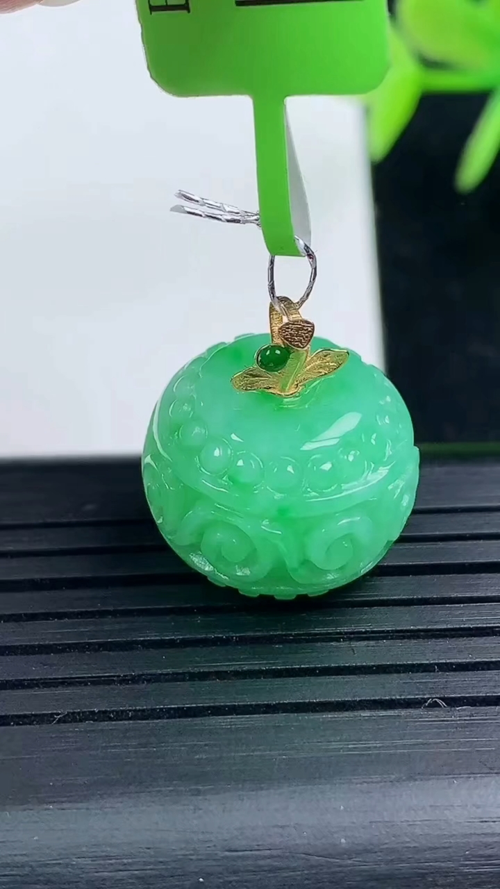 天然A货翡翠18K金雕花路路通吊坠尺寸16.7-12.9重量:7.73g
3月17日