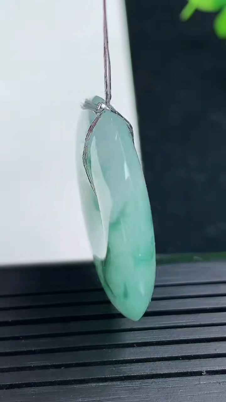 天然A货翡翠种飘花平安扣吊坠尺寸30.2-5.4重量:10.68g
3月17日