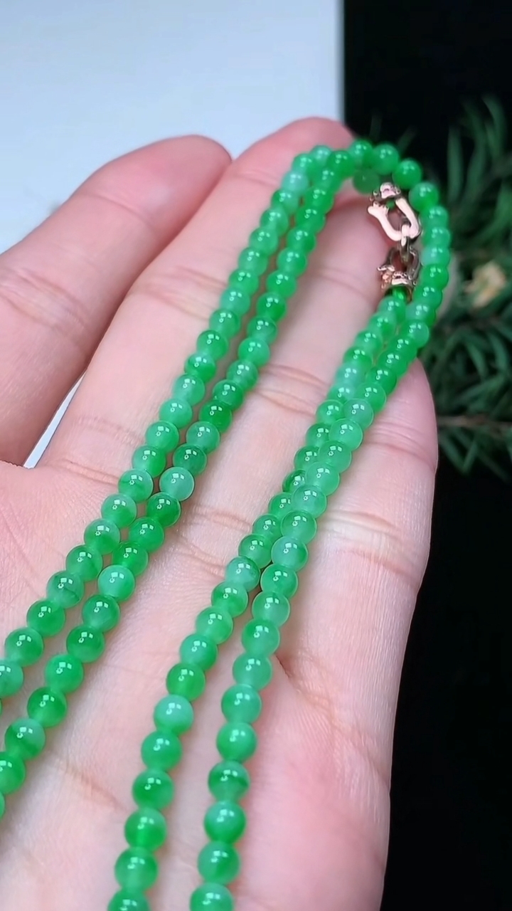 天然A货翡翠小米珠项链，尺寸3.6-171颗，重量:14.42g3月17日
工厂直销收藏佳品,种好水足，色泽均匀，有种有色，上手高大气！