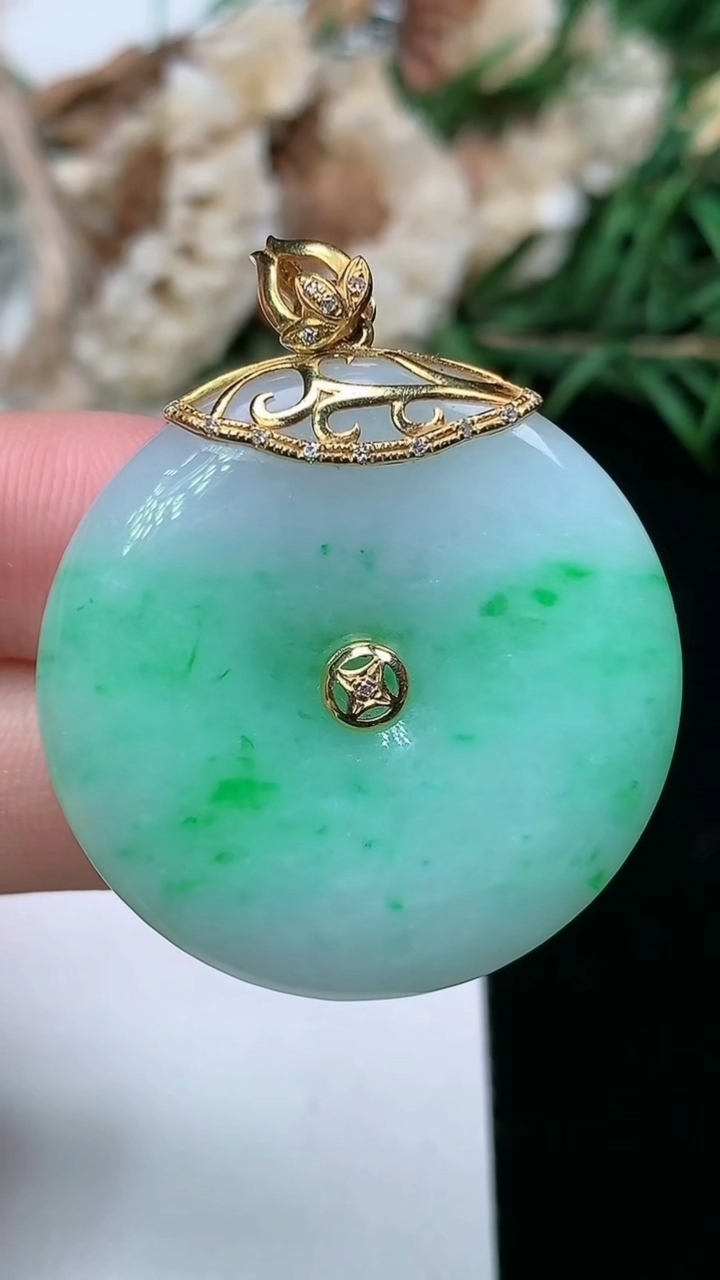 天然A货翡翠平安扣吊坠，尺寸31.6-5.9，重量:13.64g
3月17日