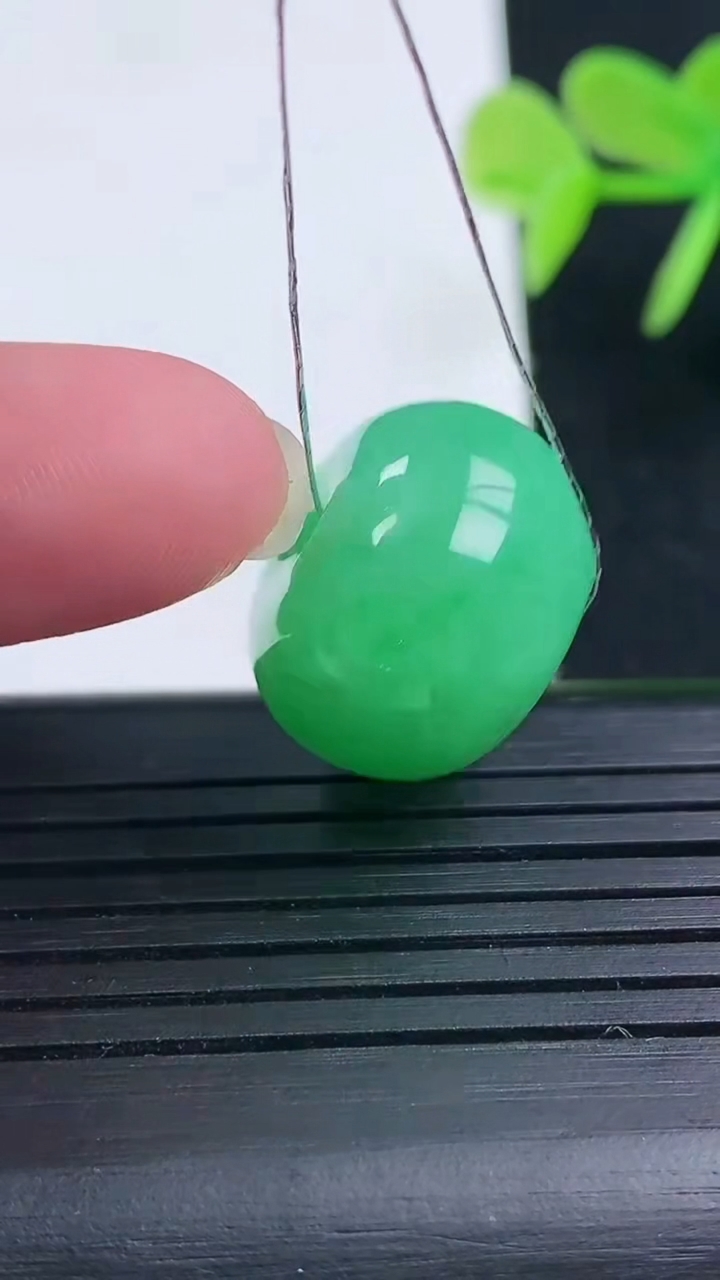 天然A货翡翠路路通吊坠尺寸16.5-10.8重量:6.83g
3月17日