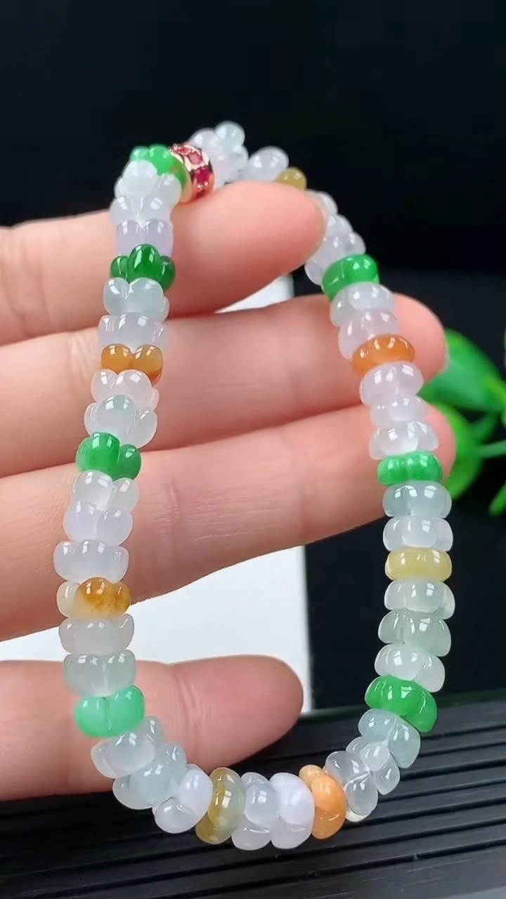 天然A货翡翠三彩四叶草手串尺寸5.5-5.3-2.9重量:14.83g3月17日
工厂直销收藏佳品,种好水足，色泽均匀，有种有色，上手高大气！