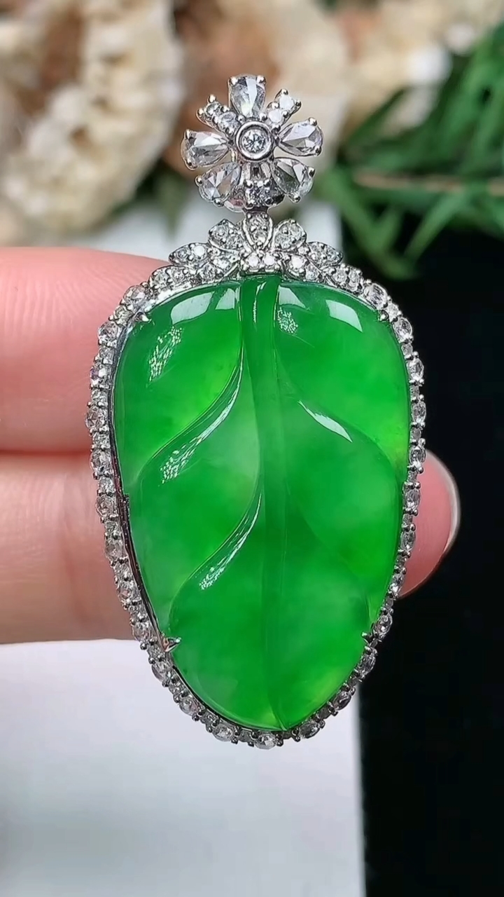 天然A货翡翠金枝玉叶 叶子吊坠，尺寸40-20.5-9.2，裸石26.3-17，重量:7.99g
3