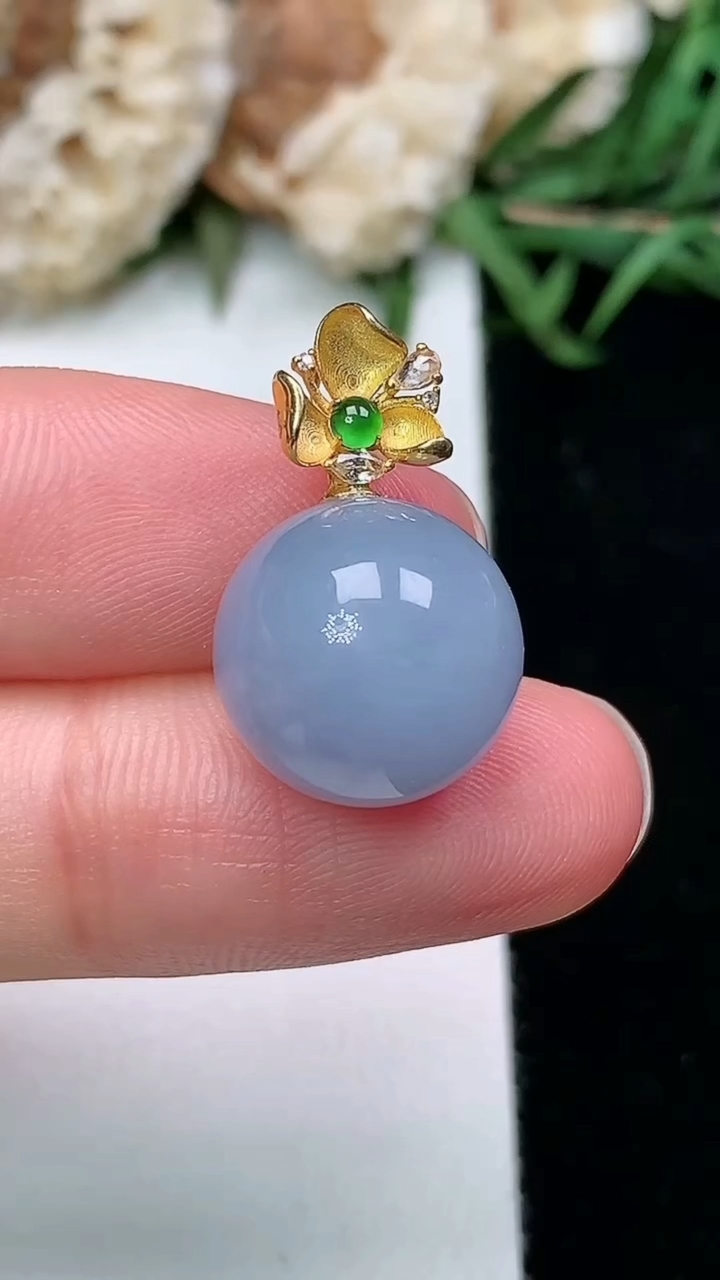 天然A货翡翠k金紫罗兰圆珠吊坠，尺寸12.6，重量:3.89g3月17日
工厂直销收藏佳品,种好水足