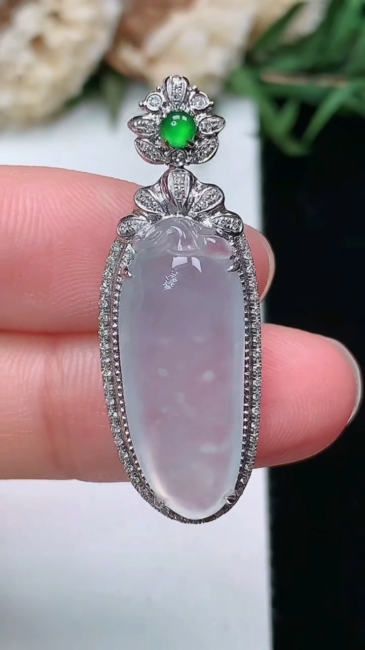 天然A货翡翠白冰福瓜吊坠，尺寸34.3-12.4-8.6，裸石22.7-9
3月17日