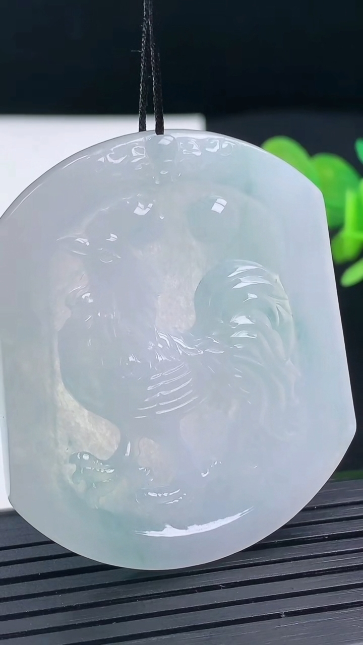 天然A货翡翠生肖鸡吊坠尺寸50.8-43.2-4.5重量:22.01g
3月17日