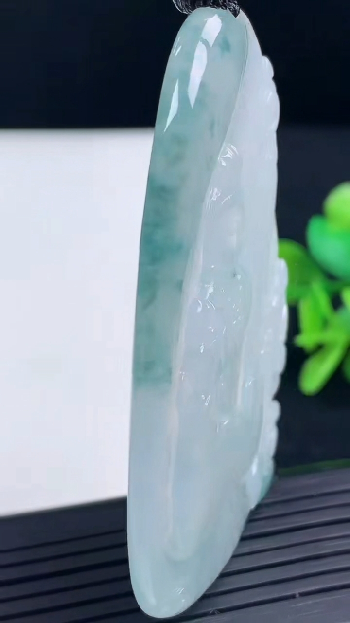 天然A货翡翠种飘花虚空藏菩萨吊坠尺寸65.3-41.7-5.5重量:38.28g
3月17日