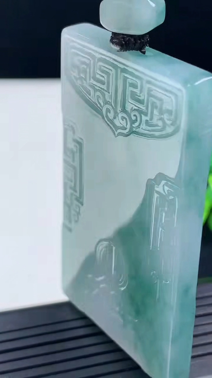 天然A货翡翠飘花仿古无事牌吊坠尺寸60-34.7-5.5重量:42.54g
3月17日