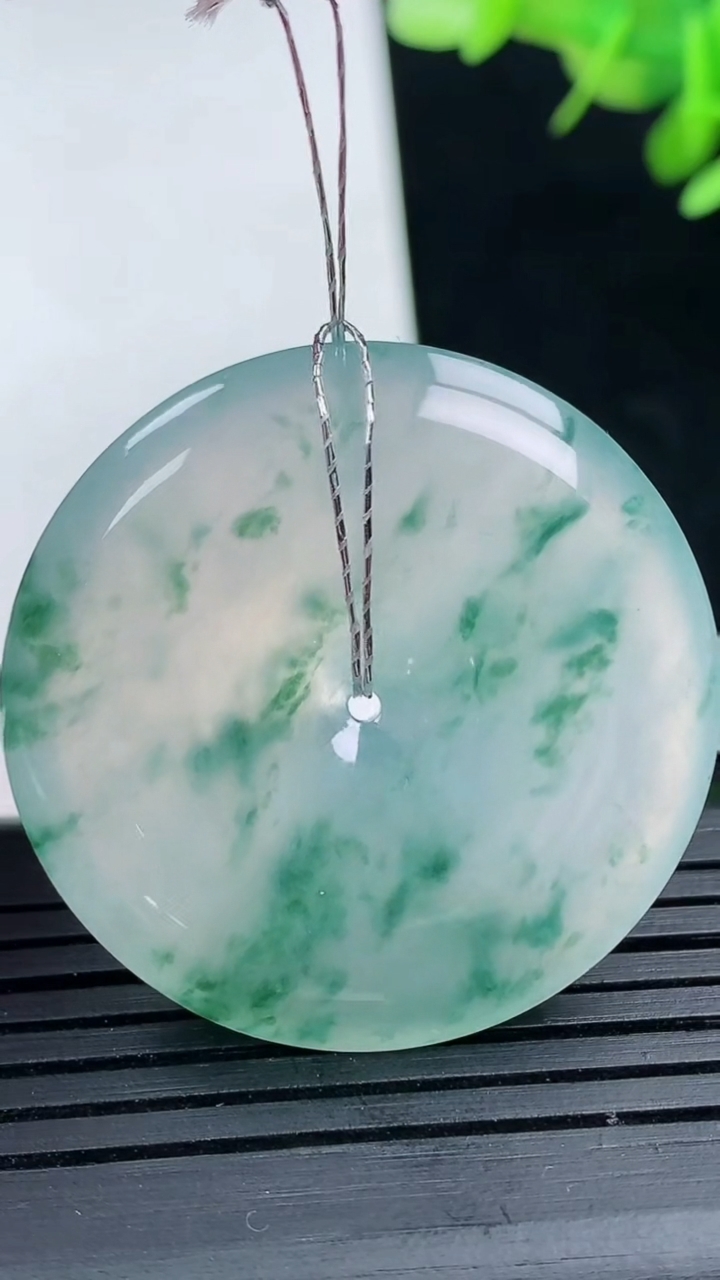 天然A货翡翠种飘花平安扣吊坠尺寸34.6-5.7重量:15.15g
3月17日