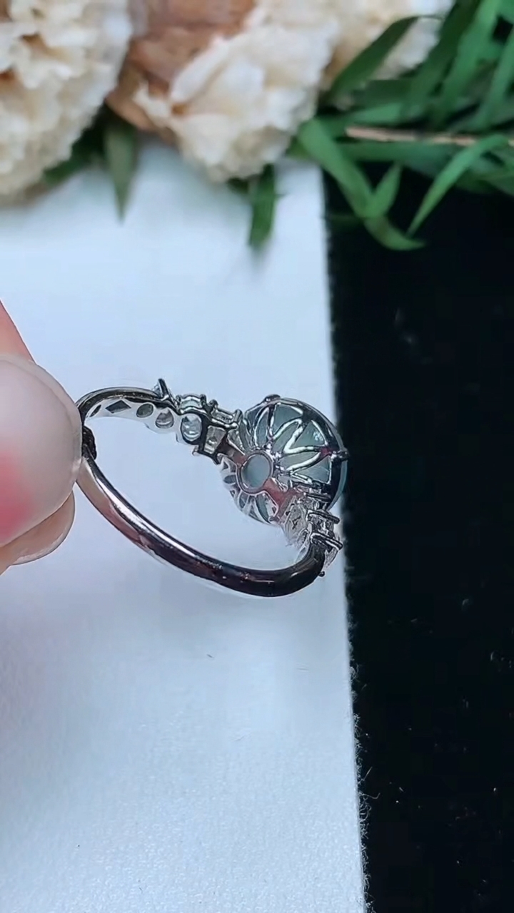 天然A货翡翠蓝水蛋面戒指，尺寸17.3-9.4，重量:2.66g2026年3月17日
工厂直销收藏佳品,种好水足，色泽均匀，有种有色，上手高大气！