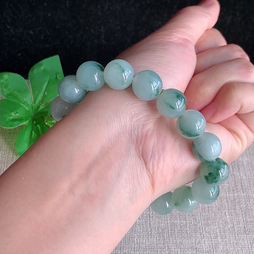 天然A货翡翠飘花圆珠佛珠手串17颗 
尺寸11.8mm 重量51.30g 0315