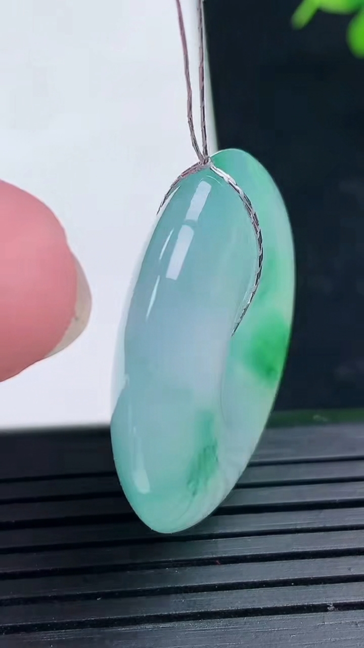 天然A货翡翠平安扣吊坠尺寸37.4-7.9重量:15.86g
3月17日