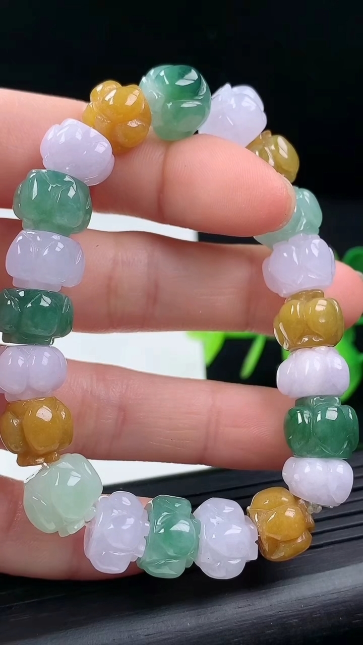 天然A货翡翠三彩莲花手串尺寸10-8重量:34.95g3月17日
工厂直销收藏佳品,种好水足，色泽均