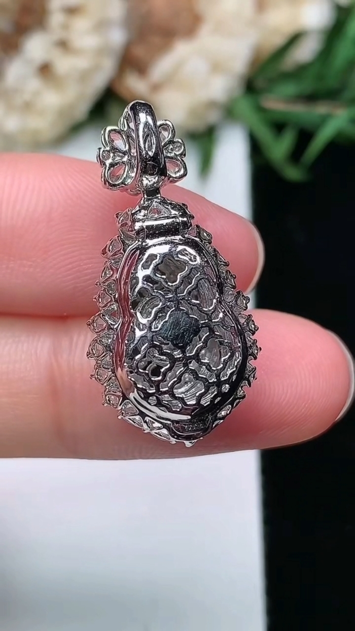 天然A货翡翠葫芦吊坠，尺寸26.9-13.7-9.4，裸石12.6-9.5，重量:3.62g
3月17日