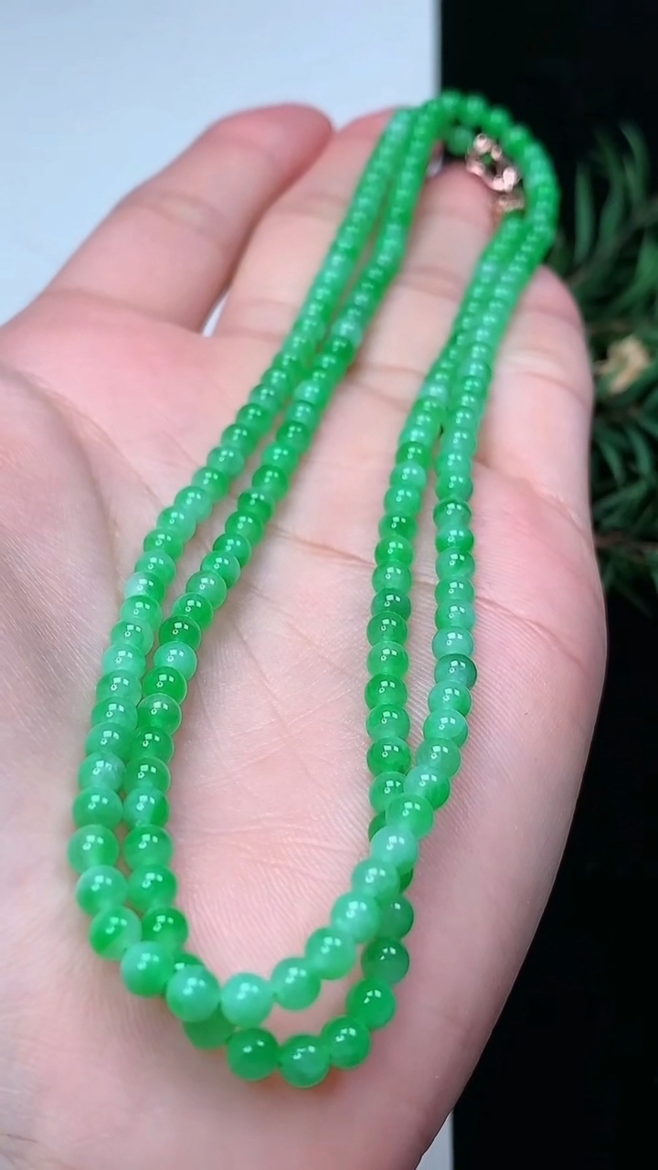 天然A货翡翠小米珠项链，尺寸3.6-171颗，重量:14.42g3月17日
工厂直销收藏佳品,种好水足，色泽均匀，有种有色，上手高大气！