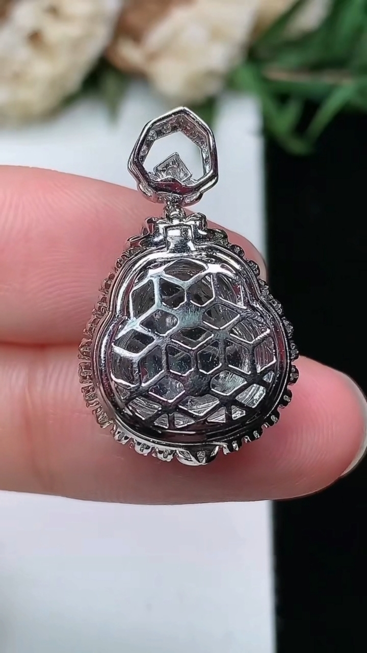 天然A货翡翠葫芦吊坠，尺寸25.3-15.5-8.9
3月17日