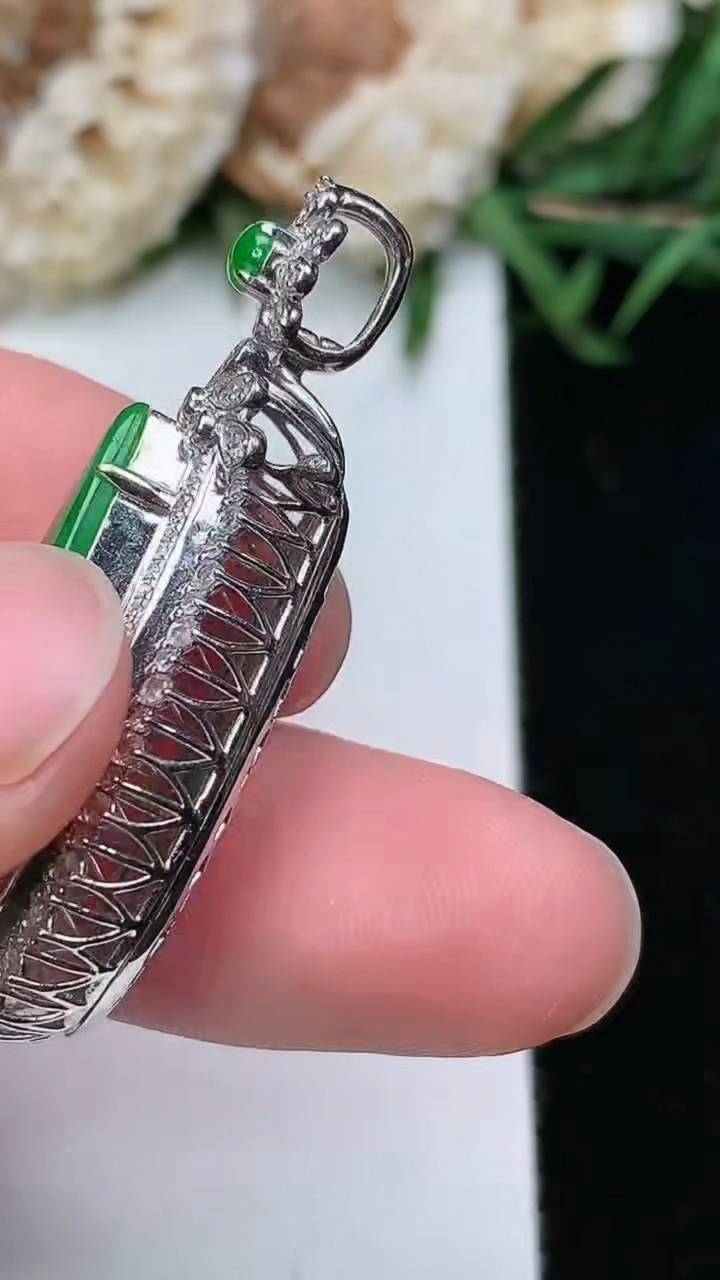 天然A货翡翠随形吊坠，尺寸38-13-11.3，裸石23.6-8，重量:5.24g
3月17日