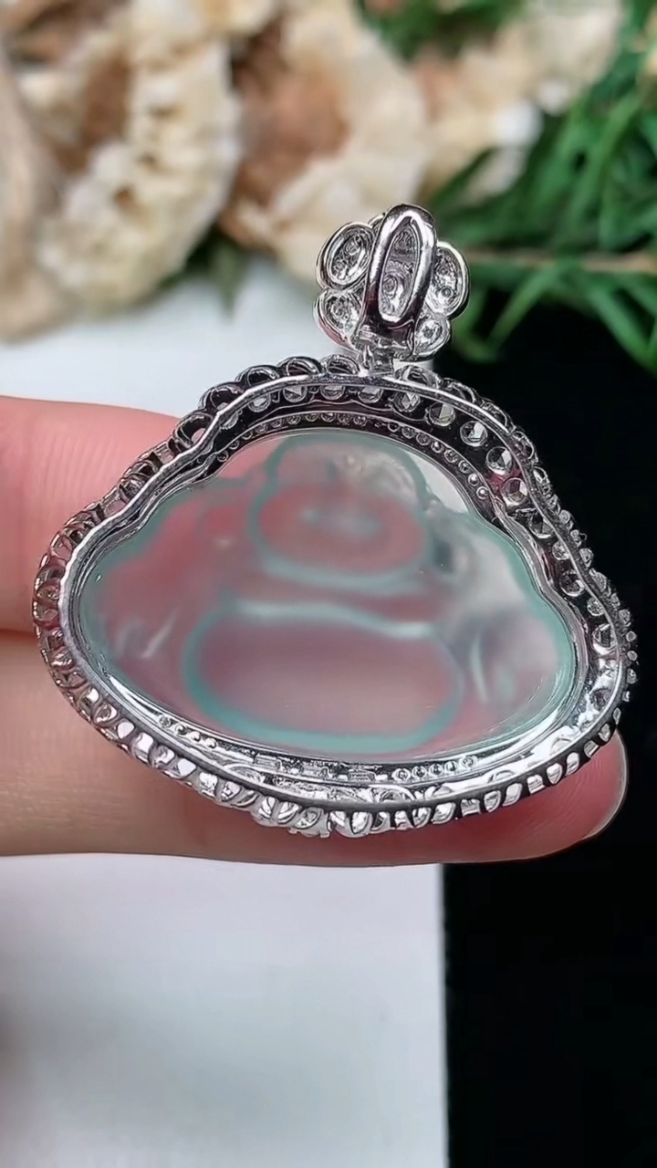 天然A货翡翠白冰佛公吊坠，尺寸33.8-32-10.7，裸石18-28，重量:7.37g
3月17日