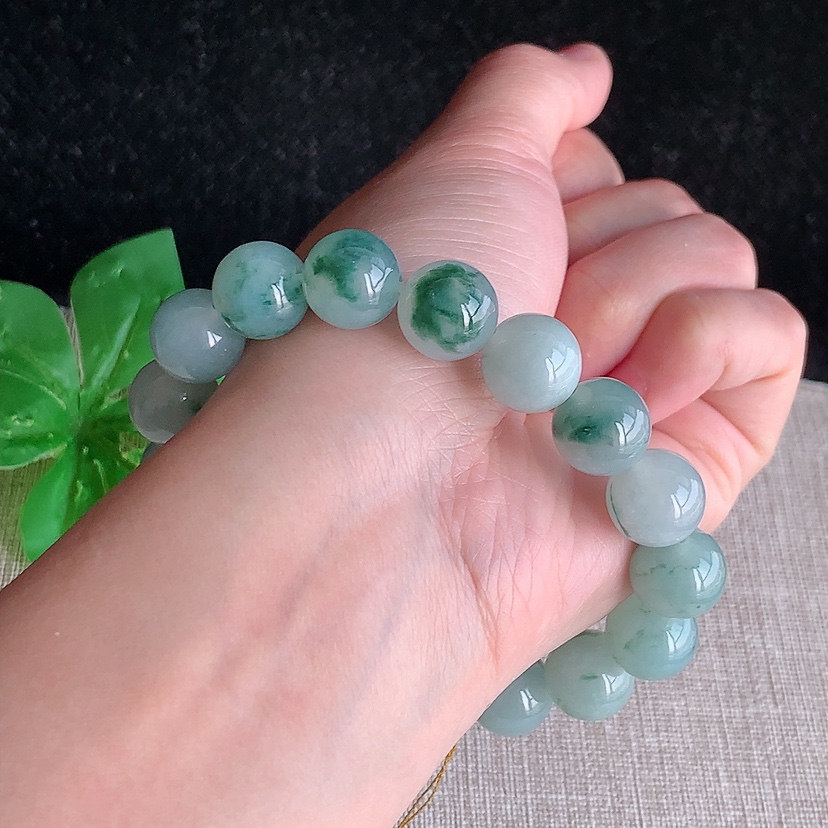 天然A货翡翠飘花圆珠佛珠手串17颗 
尺寸11.8mm 重量51.30g 0315