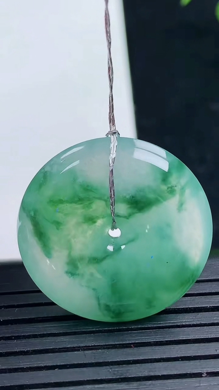 天然A货翡翠冰种飘花平安扣吊坠尺寸25.5-5.1重量:7.44g
3月17日