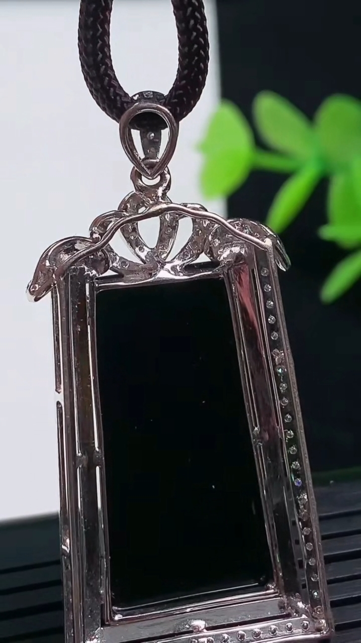 天然A货翡翠18K金墨翠无事牌吊坠尺寸38.5-22.5-9.2裸石28.4-15.2重量:10.86g
3月17日