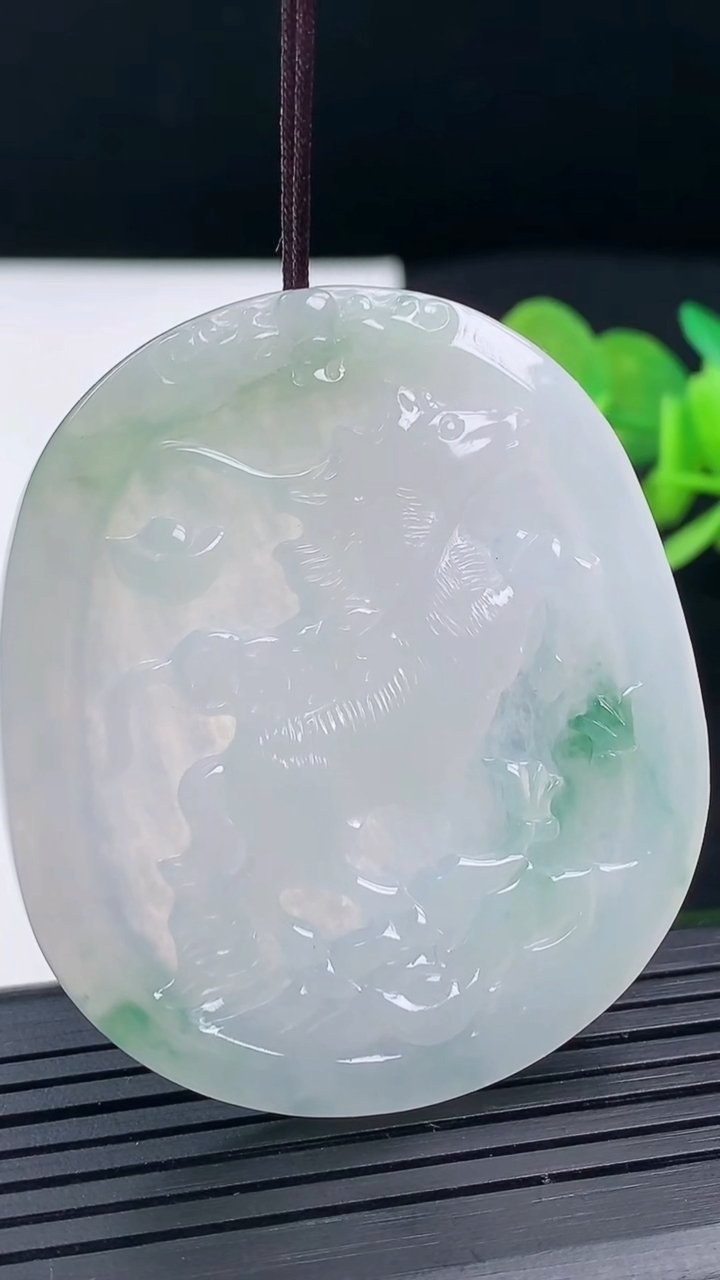 天然A货翡翠飘花生肖马吊坠尺寸51.8-45.3-5.5重量:25.26g
3月17日