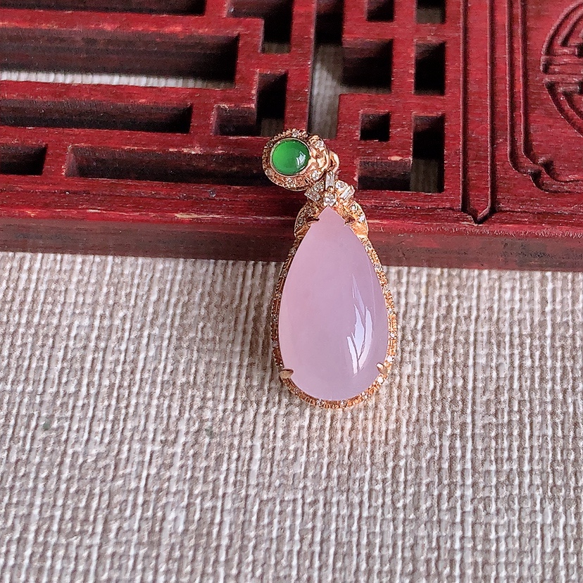 天然A货翡翠18K金伴钻镶嵌紫罗兰水滴吊坠 
尺寸24-9.5-7裸石14.4-8mm 重量2.34g 0315