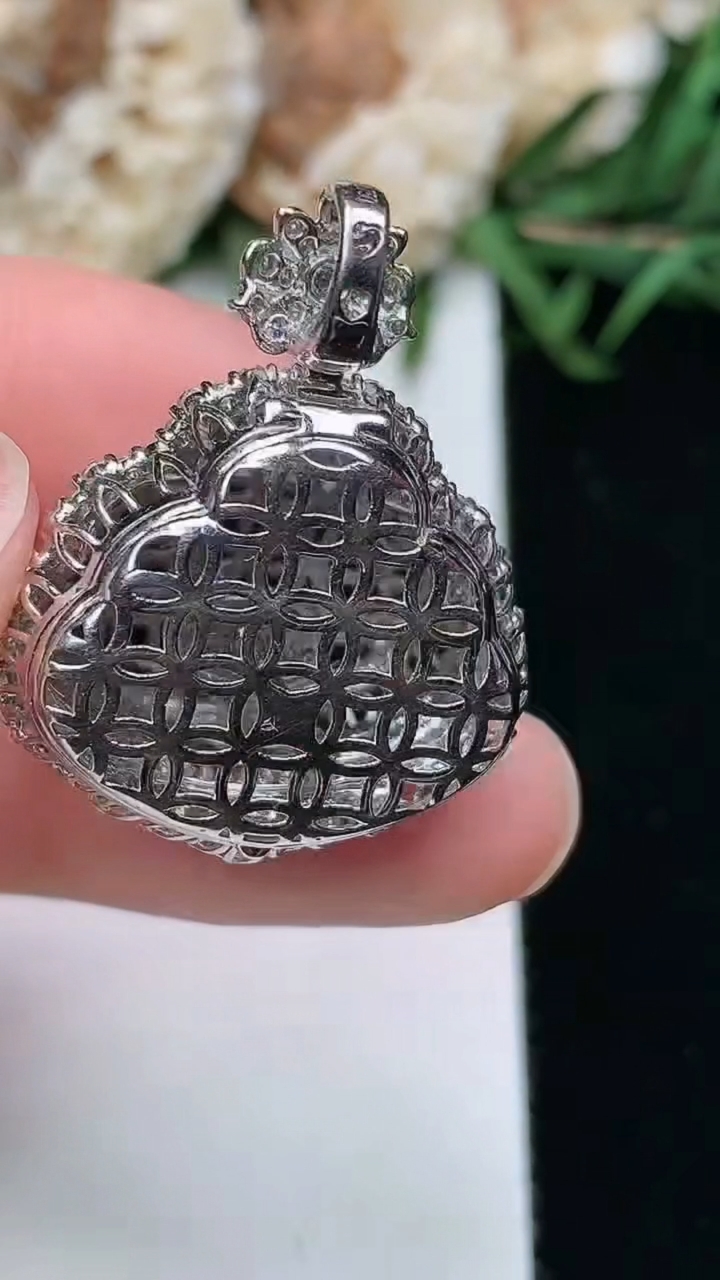 天然A货翡翠佛公吊坠，尺寸28.9-23-12.6，裸石15.7-18.8，重量:6.00g
3月17日