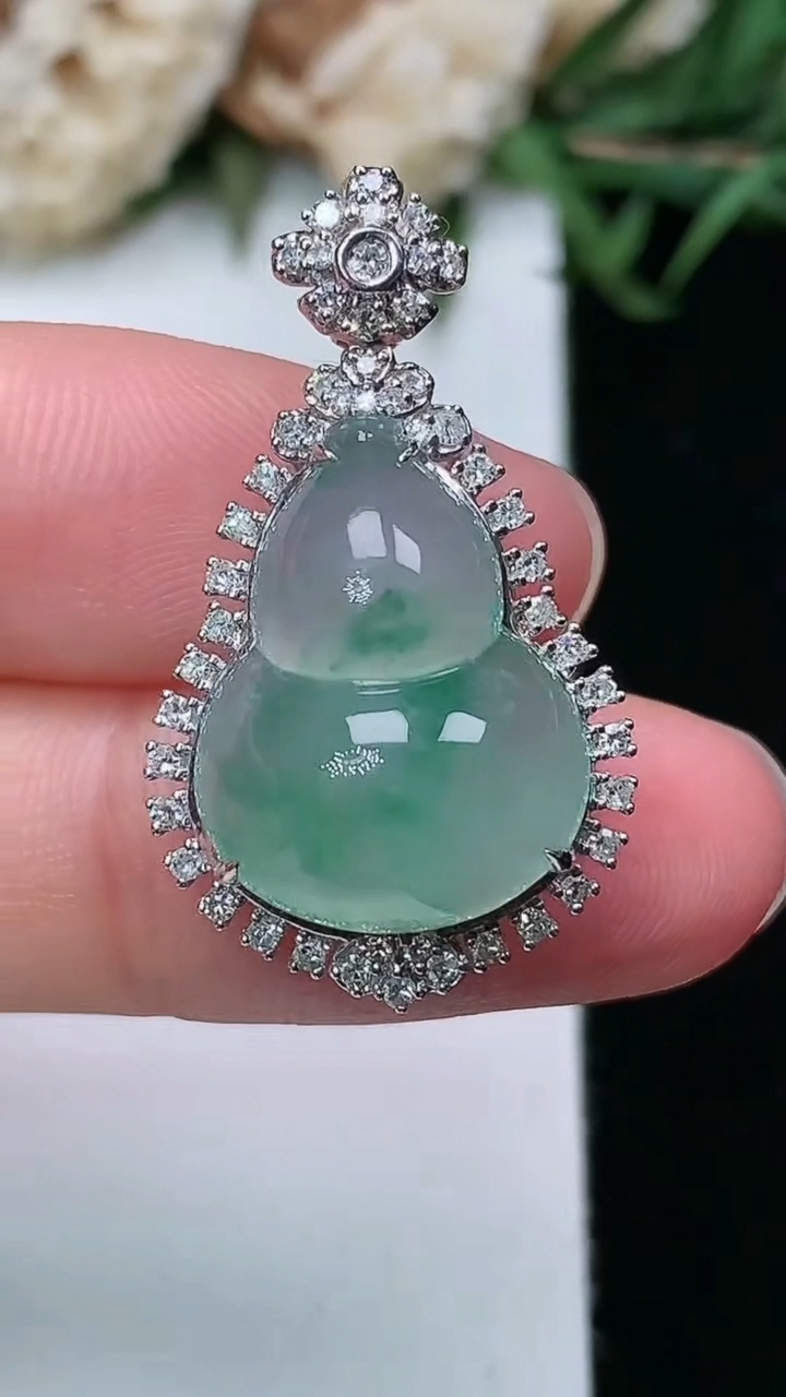 天然A货翡翠葫芦吊坠，尺寸29.4-17-11.2，裸石17.4-13.4，重量:4.02g
3月17日，重量:4.02g