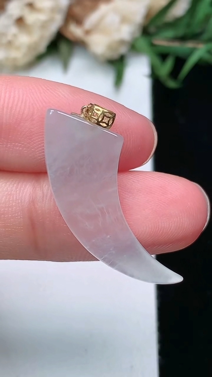 天然A货翡翠白冰狼牙吊坠，尺寸29.5-9.5-3.9，重量:2.20g
3月17日