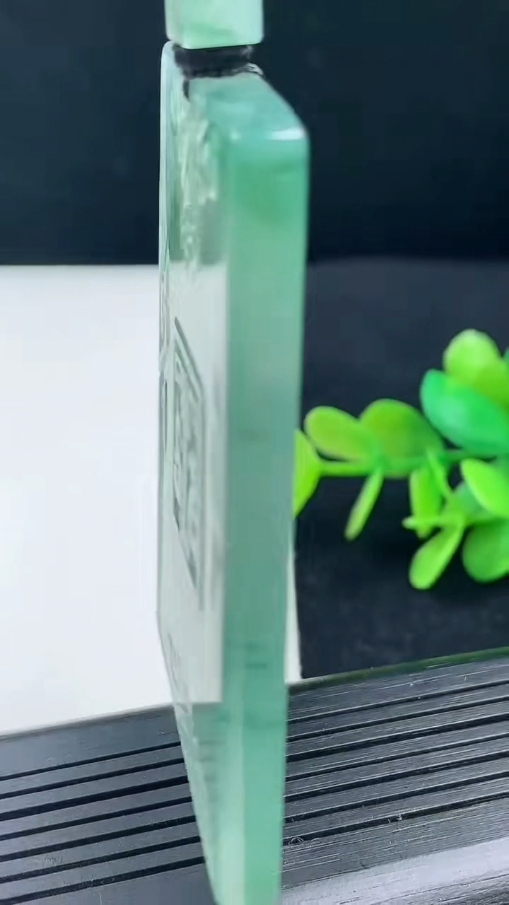 天然A货翡翠种飘花仿古无事牌吊坠尺寸69.6-45.7-5.6重量:57.00g
3月17日