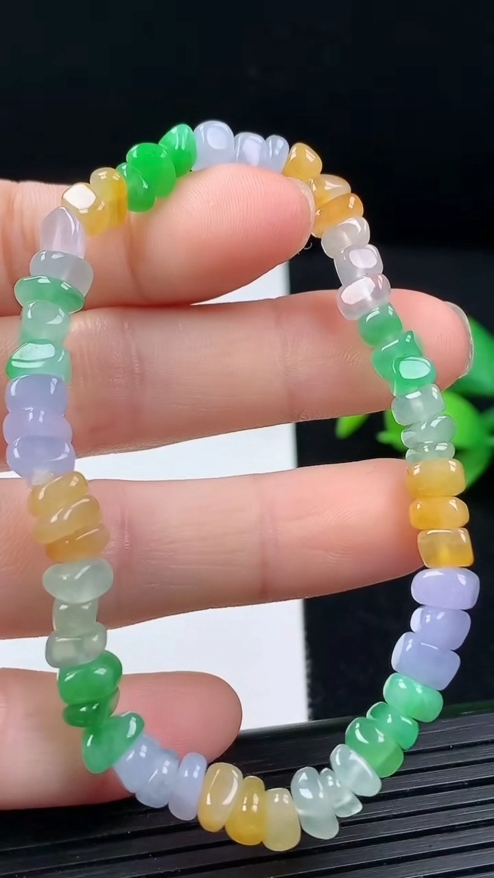 天然A货翡翠三彩原石手串尺寸6.5-5.2-2.9重量:11.46g3月17日
工厂直销收藏佳品,种好水足，色泽均匀，有种有色，上手高大气！