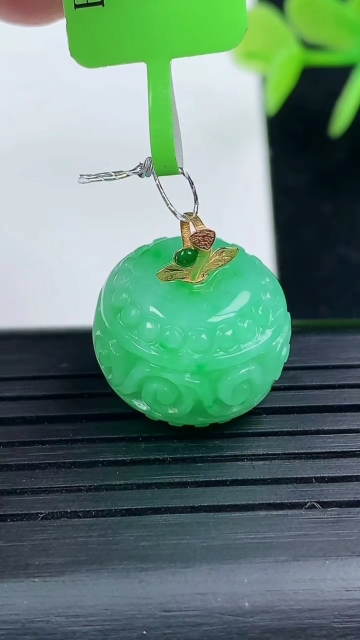 天然A货翡翠18K金雕花路路通吊坠尺寸16.7-12.9重量:7.73g
3月17日