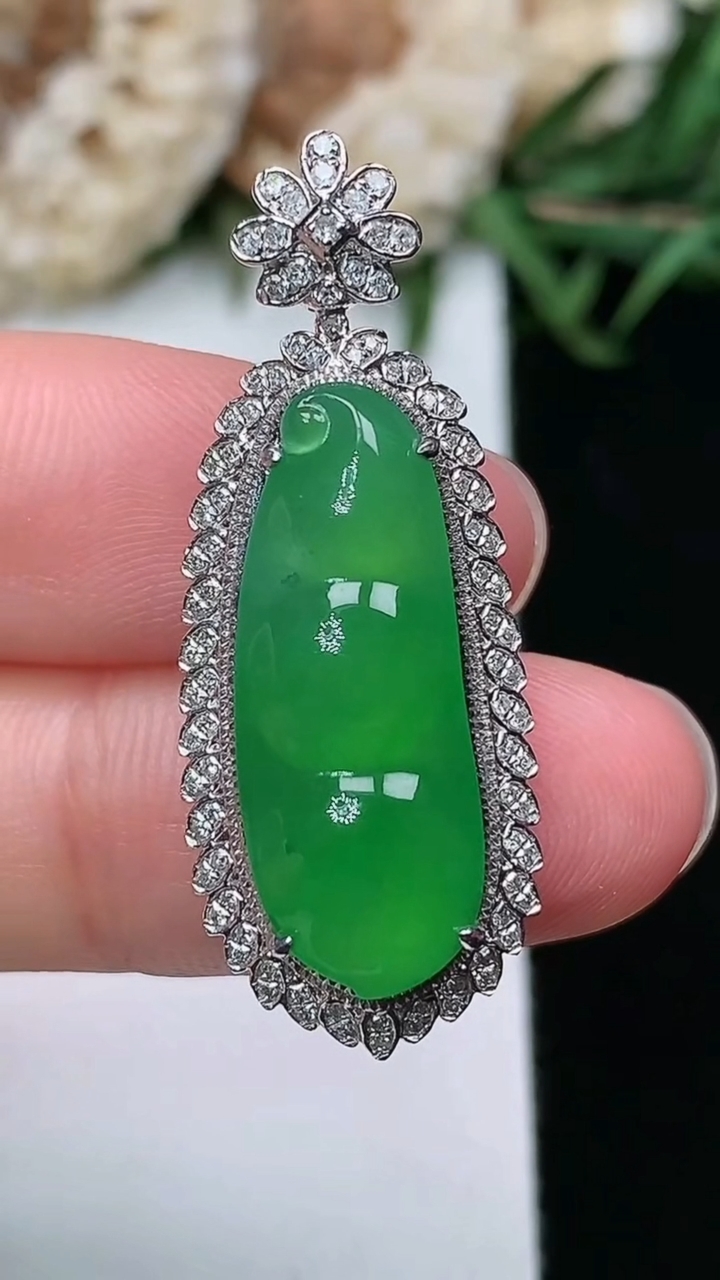 天然A货翡翠福豆吊坠，尺寸34.5-13.3-8.5，裸石22.4-8.5，重量:4.45g
3月1